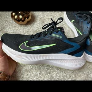 Men’s Nike tennis shoe. Size 9